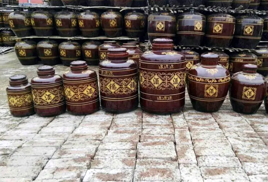 细陶酒坛